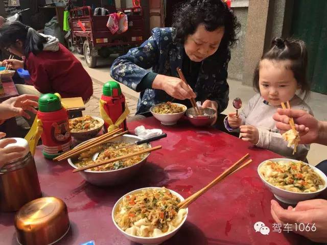 據(jù)說手搟面和柴雞蛋更配哦! 據(jù)說手搟面和柴雞蛋更配哦!