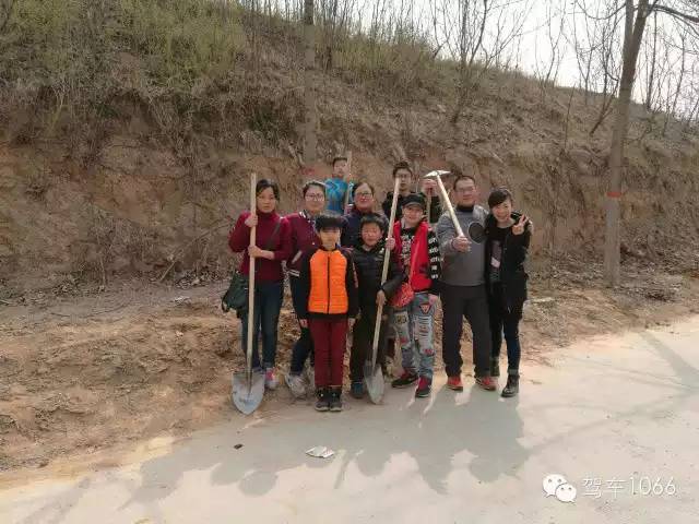 種完樹當(dāng)然要合影 種完樹當(dāng)然要合影