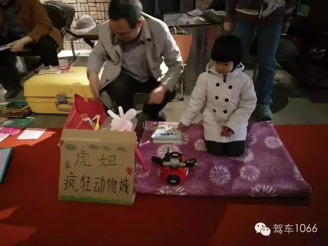 這位小老板的攤位擺的有模有樣的,不過旁邊這位酷爸怎么這么眼熟? 這位小老板的攤位擺的有模有樣的,不過旁邊這位酷爸怎么這么眼熟?