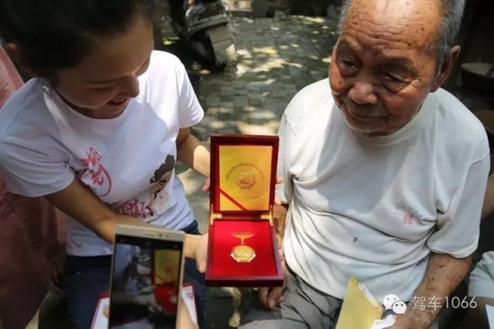 老兵聽不到我們在說什么，今年98了。