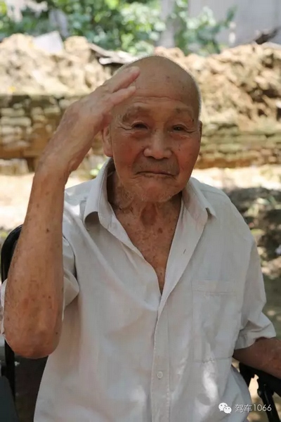 老兵身子骨不行了，九十多歲了……也許軍禮不那么標準了，但是這一幕還是感動到了我們……