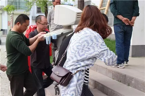 河南電臺(tái)1074綠色頻道副總監(jiān)寒江同工作人員搬放儀器設(shè)備 河南電臺(tái)1074綠色頻道副總監(jiān)寒江同工作人員搬放儀器設(shè)備