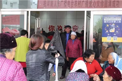 現(xiàn)場(chǎng)真是的人山人海,只能用太火爆三個(gè)字形容了! 現(xiàn)場(chǎng)真是的人山人海,只能用太火爆三個(gè)字形容了!