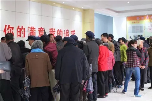 人多的我這個(gè)攝影師都擠不進(jìn)去了 人多的我這個(gè)攝影師都擠不進(jìn)去了