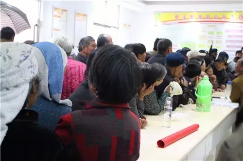 急切掛號(hào)看病的群眾 急切掛號(hào)看病的群眾