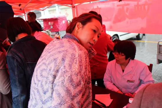 了解到有老人看病不方便,河南電臺(tái)1074綠色頻道活動(dòng)小組欒老師將醫(yī)生請(qǐng)到老人身邊,親自為她診斷。 了解到有老人看病不方便,河南電臺(tái)1074綠色頻道活動(dòng)小組欒老師將醫(yī)生請(qǐng)到老人身邊,親自為她診斷。