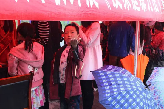 因?yàn)橛晗碌奶螅∧泻⑼嫫鹆私铀螒颉? style= 因?yàn)橛晗碌奶螅∧泻⑼嫫鹆私铀螒颉? complete=