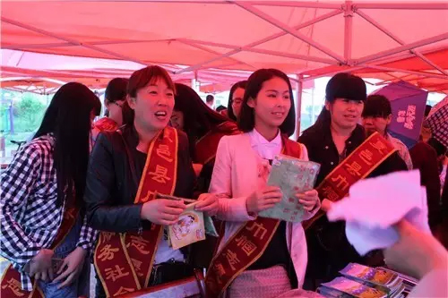 發(fā)放小禮品開(kāi)展巾幗志愿服務(wù) 發(fā)放小禮品開(kāi)展巾幗志愿服務(wù)