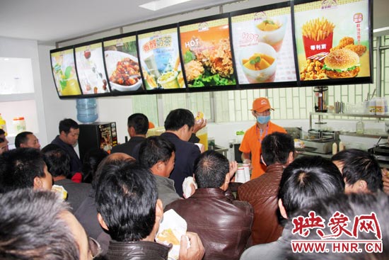 科技會(huì)員們?cè)诳疾煲粋€(gè)快餐店的加盟項(xiàng)目 科技會(huì)員們?cè)诳疾煲粋€(gè)快餐店的加盟項(xiàng)目