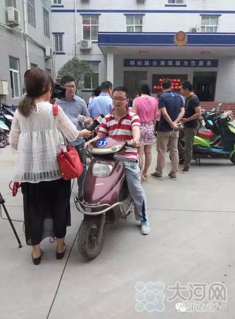 領回電動車的市民 領回電動車的市民