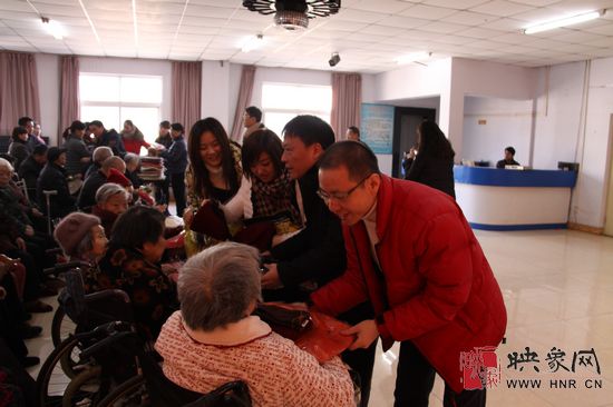 大家給老人分發溫暖禮物