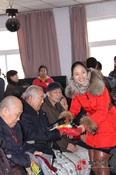 音樂廣播總監助理袁云給老爺爺發送溫暖禮物