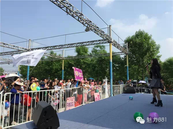 輕輕躍起、優美身段，新聞小姐李江