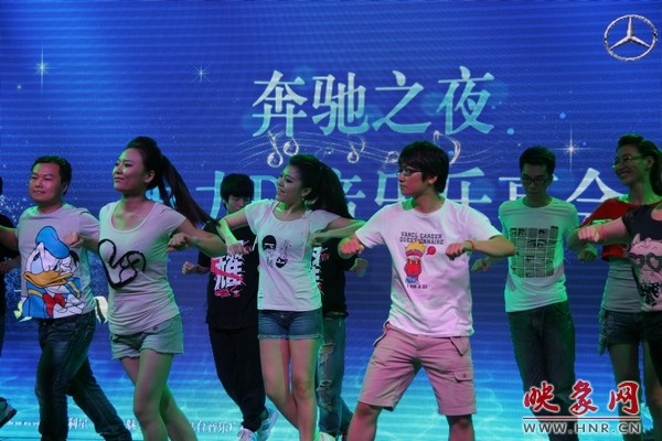 熱情洋溢的開場舞，DJ們全身心投入