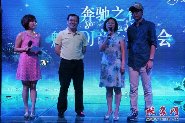 魅力881總監(jiān)李仙芝（右二）現場送出大獎