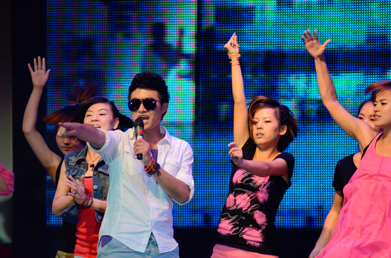 嗨！《我們一起聽歌吧》魅力881河南音樂廣播 DJ帥天 演唱曲目：《找自己》 帥呀！！