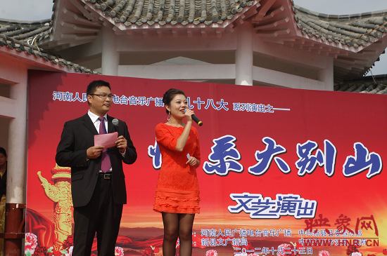 演出現場主持人向老人們表達節日的問候。