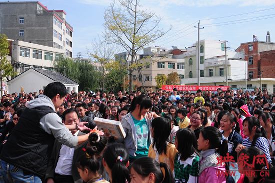 演出現場觀眾積極參與、氣氛熱烈。