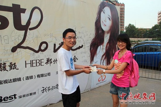 網友在海報前留影 網友在海報前留影