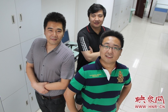 《網(wǎng)絡(luò)全搜索》主持人康巖、陳弓、趙凱 《網(wǎng)絡(luò)全搜索》主持人康巖、陳弓、趙凱