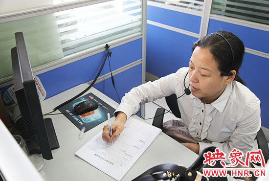 鄭州市人社局勞動(dòng)監(jiān)察大隊(duì)副大隊(duì)長(zhǎng)孫兆峰在接聽(tīng)熱線(xiàn) 鄭州市人社局勞動(dòng)監(jiān)察大隊(duì)副大隊(duì)長(zhǎng)孫兆峰在接聽(tīng)熱線(xiàn)