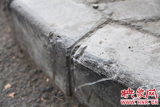 車道邊上的臺階，滿是電動車摔下碰撞的痕跡