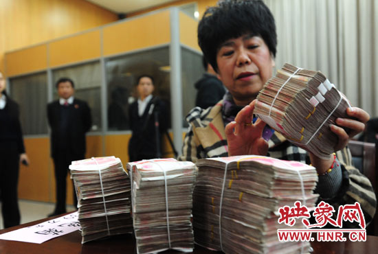 當天共發放執行款4110萬元。其中，支票4018萬元，現金92萬元。