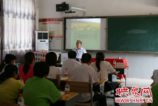 40余名教師認(rèn)真聆聽(tīng)講座。 40余名教師認(rèn)真聆聽(tīng)講座。