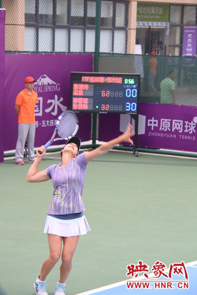 比賽中，發球瞬間