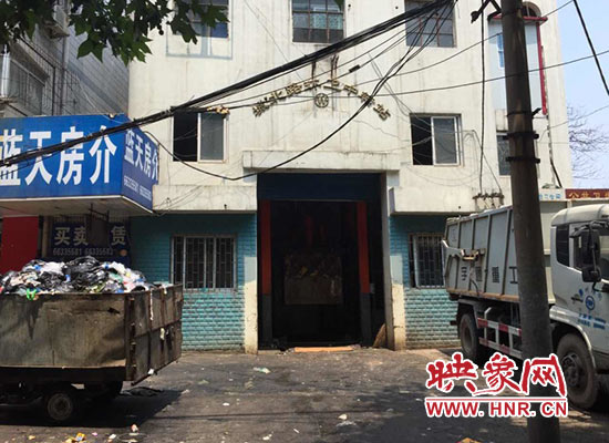 城北路環衛中轉站門前的垃圾車裝滿了生活垃圾，腐臭味撲面而來