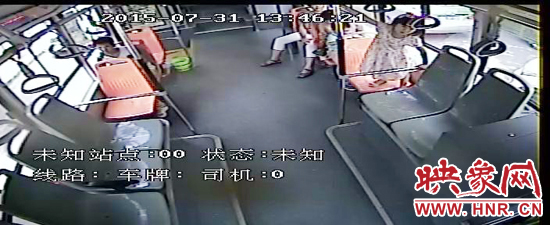 家長放任小孩在車廂內玩耍，甚至站到座椅上。