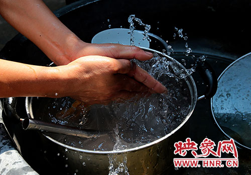 洗碗洗菜對于雙眼失明的張國敬來說，需要比常人花上更多的時間。