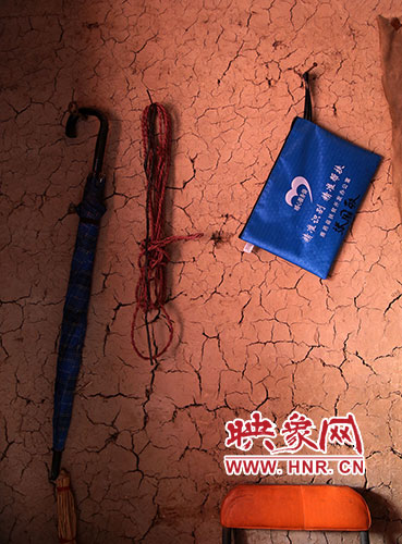 精準扶貧的暖心服務袋，被張國敬掛在上墻最醒目的位置。