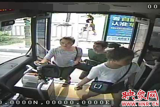 監控顯示，竊賊偷女孩手機，公交車長幫忙要回手機。