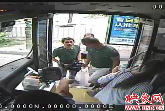 監控顯示，竊賊偷女孩手機，公交車長幫忙要回手機。