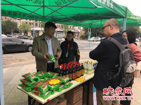 市民在展銷臺前選購商品 市民在展銷臺前選購商品