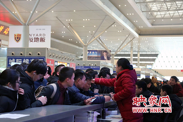 昨日因全國大面積降雪導途經鄭州東站部分高鐵晚點停運 昨日因全國大面積降雪導途經鄭州東站部分高鐵晚點停運