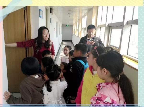 “別擠!”丁蘭姐姐說,這里就是電臺的總控機房,很重要的地方哦! “別擠!”丁蘭姐姐說,這里就是電臺的總控機房,很重要的地方哦!