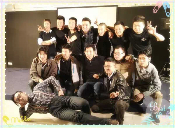 表演結(jié)束,看這哥們兒,為了和演員合影也是蠻拼的! 表演結(jié)束,看這哥們兒,為了和演員合影也是蠻拼的!