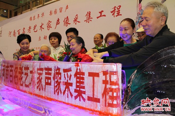 領導與嘉賓共同澆注啟動冰雕 領導與嘉賓共同澆注啟動冰雕