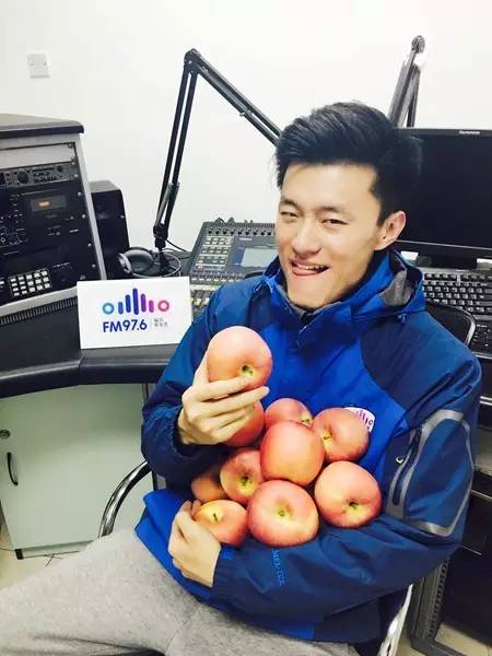 要不你跟我一身裸吧?來嘛來嘛…… 要不你跟我一身裸吧?來嘛來嘛……