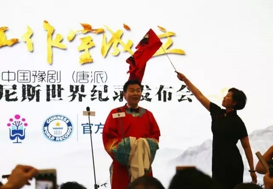 河南電臺(tái)戲曲廣播娛樂976大當(dāng)家木子女士以“揭蓋頭”的方式宣布“月陽工作室”正式成立 河南電臺(tái)戲曲廣播娛樂976大當(dāng)家木子女士以“揭蓋頭”的方式宣布“月陽工作室”正式成立