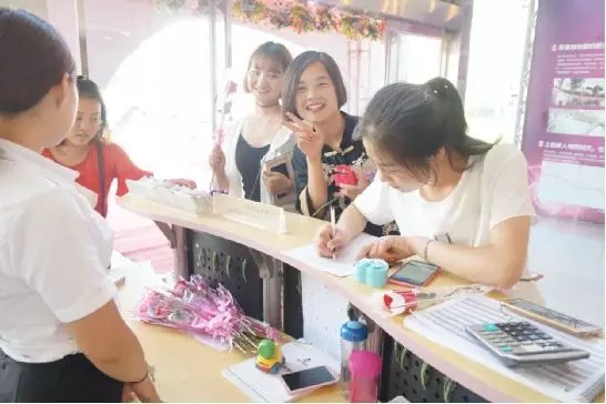 到場嘉賓均獲得巧克力一盒,女士另外還獲得獲得玫瑰花一支。 到場嘉賓均獲得巧克力一盒,女士另外還獲得獲得玫瑰花一支。