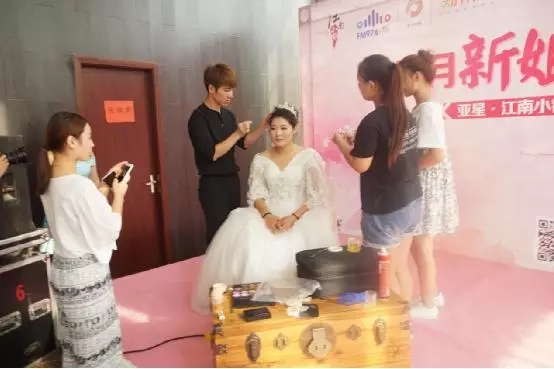 幸運嘉賓在現場獲得造型師帶來的專業化妝造型和婚紗攝影服務 幸運嘉賓在現場獲得造型師帶來的專業化妝造型和婚紗攝影服務