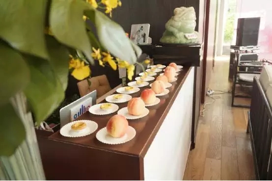 水果、飲料、點心等冷餐自助持續供應滿足嘉賓的胃和味蕾 水果、飲料、點心等冷餐自助持續供應滿足嘉賓的胃和味蕾