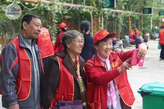 爺爺奶奶叔叔阿姨被盛運(yùn)莊園的景致吸引，紛紛拍照留影