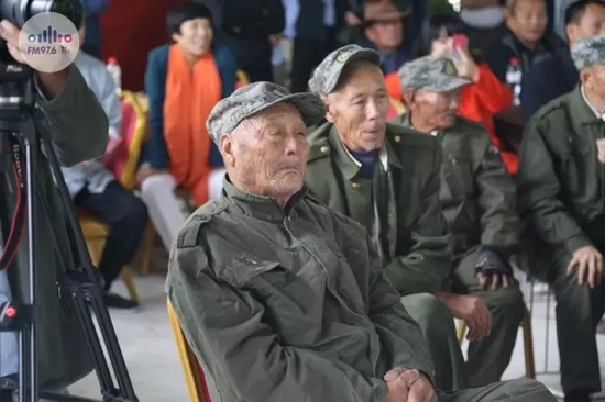 臺(tái)上展風(fēng)采，臺(tái)下笑開(kāi)懷