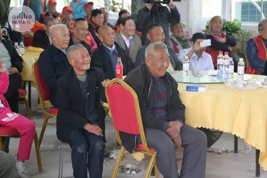 臺(tái)上展風(fēng)采，臺(tái)下笑開(kāi)懷