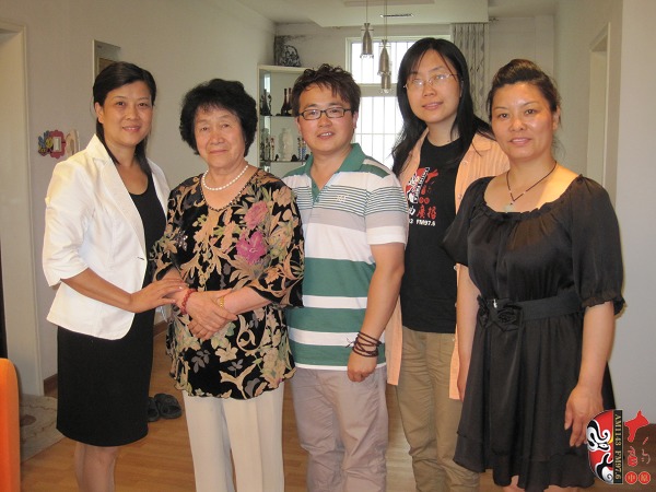 戲曲廣播記者曉雪、中國越調網站長郭慶璋與越調名家袁秀蓮及其徒弟合影