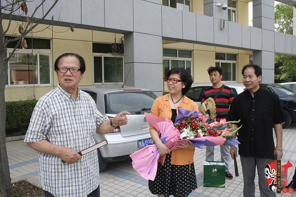  左起：著名豫劇表演藝術家賈庭聚、河南電臺戲曲廣播總監木子、唐派再傳弟子郭志成等待看望馬云玲女士